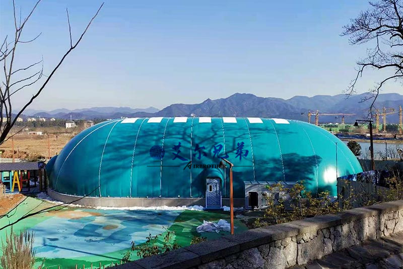 為保證結構的安全性，氣膜建筑應具備什么樣的特點？