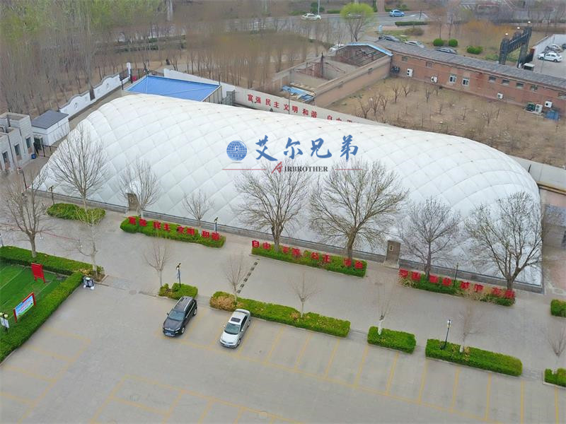氣膜運動館在強風天氣下的穩定性如何？
